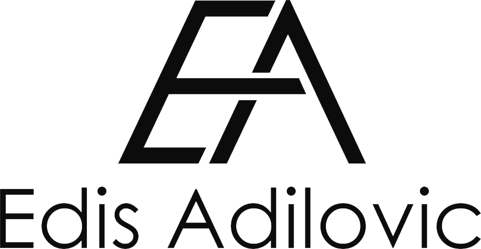 Logo med initialerne EA i sort, formet som en grafisk sammenfletning af bogstaverne, og nedenunder står navnet 'Edis Adilovic' i sort skrift